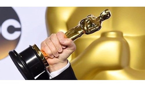 HAVAYOLU ŞİRKETİ 'SİLAH OLARAK KULLANABİLİR' DİYE UÇAĞA ALMADIĞI OSCAR HEYKELCİĞİNİ KAYBETTİ